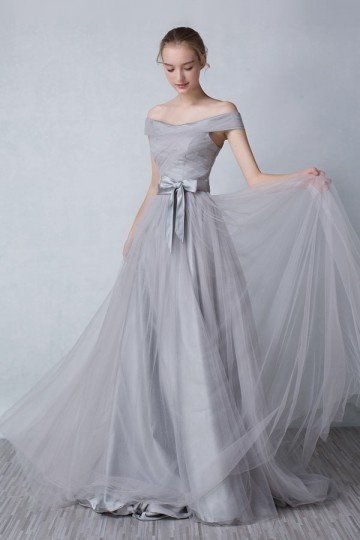 Robe de soirée longue grise avec épaule dénudée ornée d'un nœud papillon