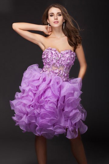 Robe courte cocktail ajourée décolleté en cœur ornée de pétale avec une jupe florale