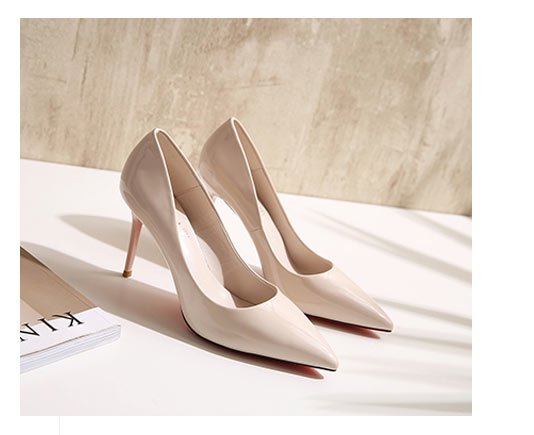 Escarpins beige à talons aiguilles