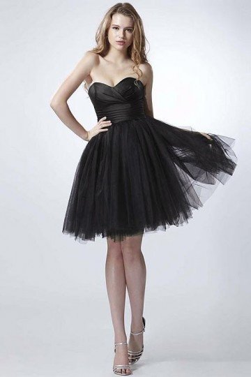 Petite robe noire bustier cœur pour un mariage d'été en tulle