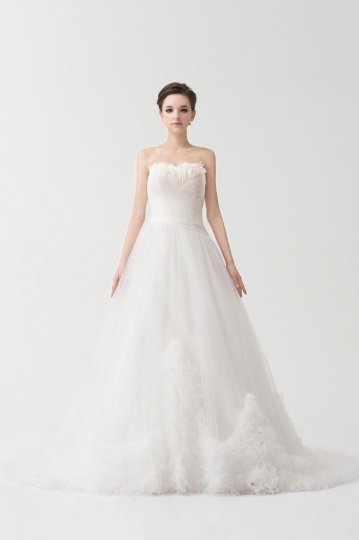 Robe blanche de mariée ruchée ornée de plumes