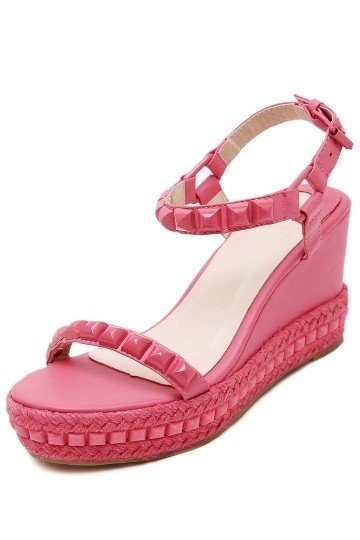 Sandales compensées en rose corail ornée de clous