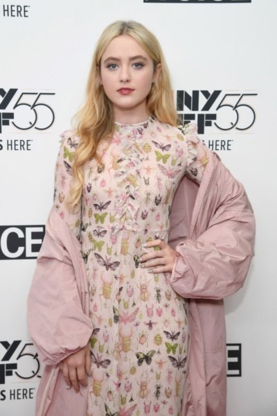 kathryn newton en une robe de gala imprimée