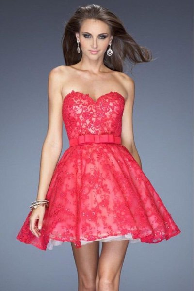 Robe de soirée rouge dentelle recouverte bustier coeur