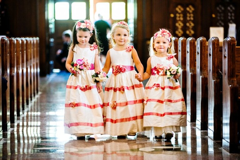 3 petites filles mignonne en robe cortège fille dans un mariage