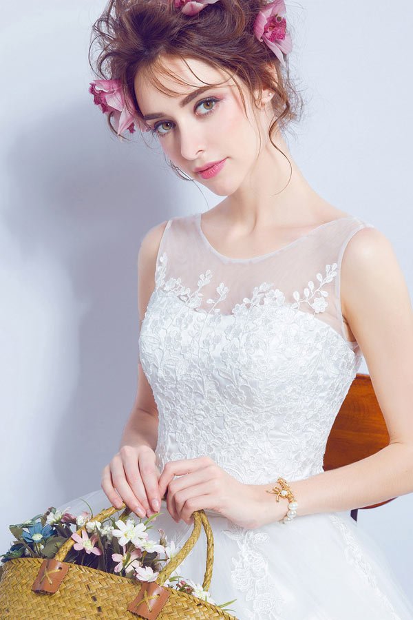 Robe de mariée blanche bustier travaillé de guipure encolure arrondi princesse tendance 2018