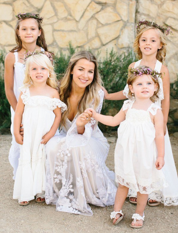 des filles mignonnes dans un mariage 