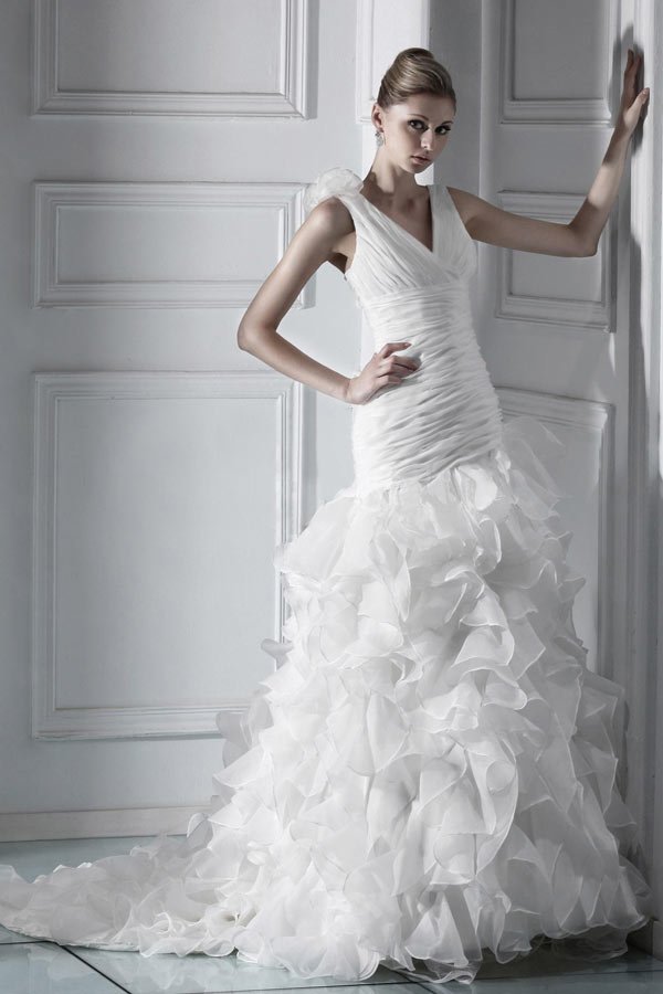 robe de mariée sirène plissé col v et jupe à volant