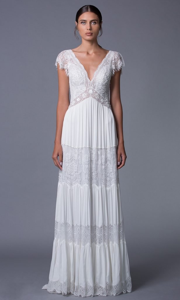 robe de mariée boho col v en dentelle avec manche courte festonné