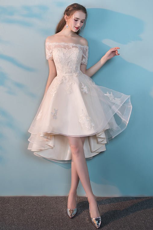 Robe de mariée courte devant longue derrière épaule dénudée