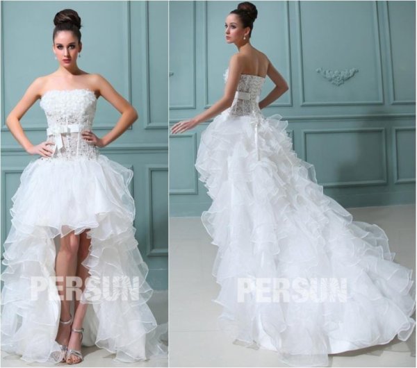 Robe mariée courte décolleté en coeur ornée de fleurs en organza