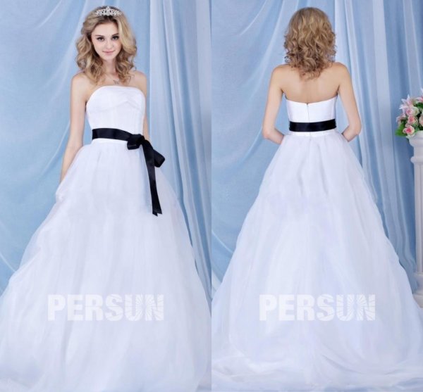 Robe princesse de mariage bustier simple accessoirisée d'une ceinture noire