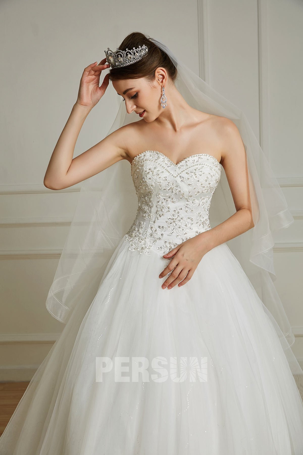 Robe de mariée bustier coeur à coupe princesse doublée de tulle brillant à traîne Chapelle
