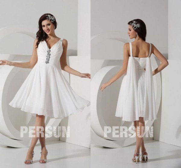 robe de cocktail blanche courte décolleté en V décorée de strass en mousseline