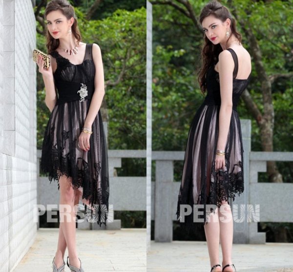 Robe de cocktail noire mi-longue à jupe guipure asymétrique